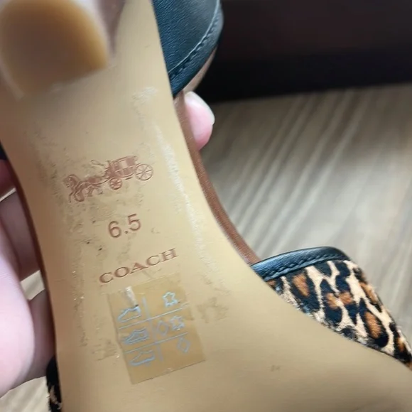 🐆🕶COACH heel 🖤💛 - Picture 7 of 10